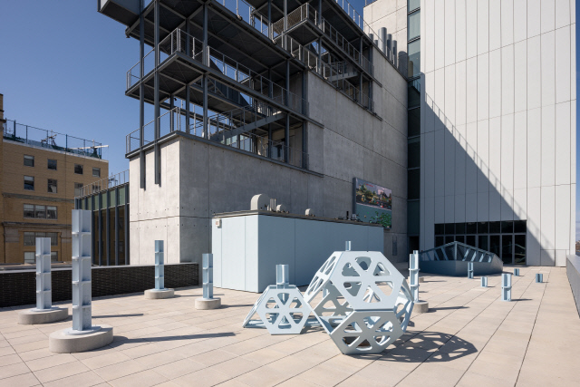 '현대 테라스 커미션: 마리나 저코우: The River is a Circle' 展 전시 전경. Photo: Filip Wolak